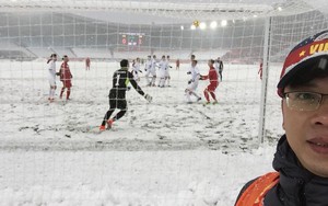 Phóng viên kể lại bức ảnh selfie để đời cùng bàn thắng của Quang Hải