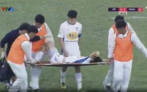 Xót xa trước cảnh Tuấn Anh tay đập đất, rời sân bằng cáng vì chấn thương