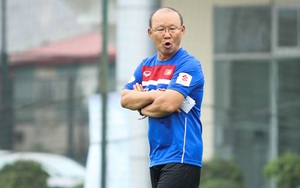 NÓNG! U23 Việt Nam phải hủy tập, HLV Park Hang Seo tập cùng học trò trên sân bê tông