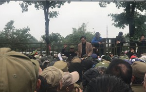 CẬN CẢNH: Trụ sở VFF ‘thất thủ’ vì đám đông bao vây đòi mua vé