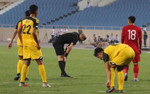 HI HỮU: Trọng tài điều khiển trận Việt Nam vs Brunei chấn thương vì va chạm với cầu thủ