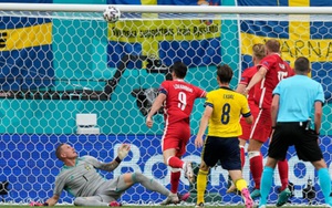 KHÓ TIN: Lewandowski 2 lần đánh đầu trúng xà ngang chỉ trong vài tích tắc