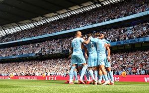 CĐV Arsenal quay sang ăn mừng, cổ vũ cho... Man City
