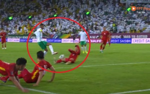 Duy Mạnh nhận thẻ vàng đầu tiên như thế nào?