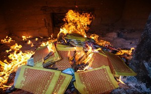 Ngày Tết nghe GS Lê Văn Lan nói về đốt vàng mã: Người ta tự bịa rồi tự lo lắng