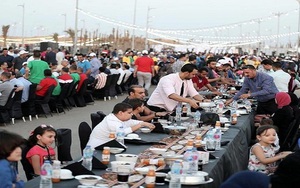 Người dân Ai Cập hứng khởi bên bàn tiệc Iftar dài nhất thế giới