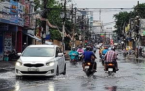 Thành phố Hồ Chí Minh xảy ra nhiều đợt mưa lớn gây ngập các tuyến đường