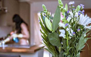 Người Anh chi tiền triệu thuê giúp việc 'không mảnh vải che thân'