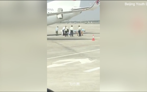 Nữ tiếp viên hàng không rơi khỏi máy bay khi chuẩn bị cất cánh
