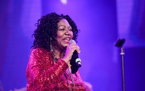 Thành viên Boney M 'năn nỉ' bảo vệ cho khán giả lên sân khấu