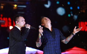 Bất chấp cơn mưa, hàng nghìn khán giả vẫn ở lại nghe Tuấn Hưng hát