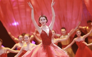 Mỹ nhân Lâm Chí Linh gây bão với màn múa nước xuất thần trong Gala chào Xuân