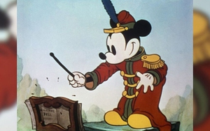 Chuột Mickey đón sinh nhật tuổi 90: Biểu tượng của Walt Disney qua những hình ảnh 'đi cùng năm tháng'