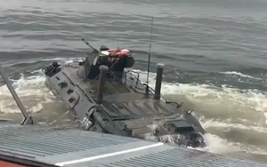 VIDEO: Xem xe bọc thép tối tân của Nga lao xuống biển, cưỡi sóng vào bờ