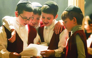 Trí tuệ dạy con đỉnh cao của người Do Thái nằm ở 3 ‘chìa khóa vàng’: Nuôi con cũng như trồng hoa, chấp nhận trở thành những cha mẹ 80 điểm thay vì 100