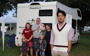 Cuộc sống hào nhoáng của quý tử nhà ông trùm bất động sản Thái Lan: Chi tiền khủng cho 1 bữa ăn, tậu đồ hiệu nhờ tiền cha mẹ và bài học không có trên trường lớp