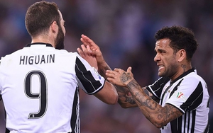 Higuain làm lộ tương lai, Dani Alves bức xúc chửi thề