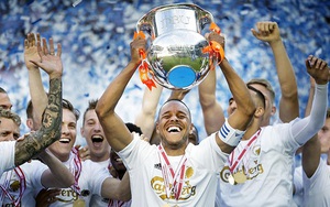 VIDEO: Màn ăn mừng danh hiệu xúc động bậc nhất lịch sử túc cầu