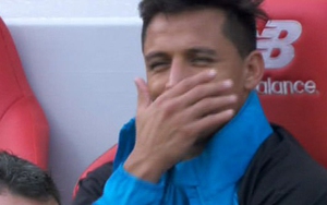 Giải mã điệu cười bí hiểm của Sanchez trong trận thảm bại của Arsenal trước Liverpool