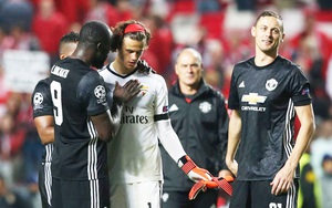 Hành động an ủi thủ môn Benfica của Lukaku khiến fan 'tan chảy', Scholes móc máy