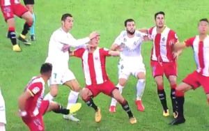 Không phải tát, Ronaldo rất nhân văn, muốn 'gội đầu' cho cầu thủ Girona