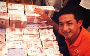 Cầu thủ Trung Quốc khoe 'núi tiền' thưởng 90 tỷ sau khi giúp CLB thăng hạng