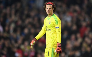 Mile Svilar quá đen đủi, cứ gặp M.U là thua bàn ngớ ngẩn