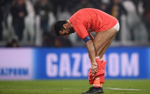Buffon vô tư tụt quần ném lên khán đài, mặc quần lót trên sân