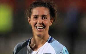 Ghi bàn từ điểm giao bóng, nữ cầu thủ khiến Arsenal ôm hận