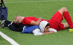 Học từ Youtube, cậu bé nhặt bóng cứu cầu thủ nằm sân ở Tây Ban Nha