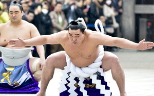 'Tặng' chai bia vào đầu đàn em, huyền thoại Sumo Nhật Bản giải nghệ sớm