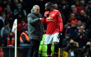 Mourinho 'dỗi', dừng họp báo sau 6 phút. Klopp: Người ta mở nhạc to thì đã sao?