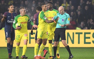 Sốc!!! Trọng tài vấp ngã, đá trả đũa rồi rút thẻ đỏ đuổi cầu thủ ở trận Nantes 0-1 PSG