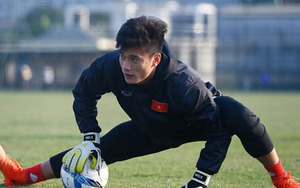 VIDEO: Thủ thành Bùi Tiến Dũng vui vẻ đùa nghịch trước khi đối đầu Qatar