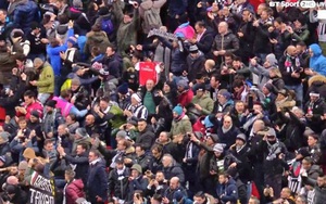 CĐV giơ áo... Arsenal ăn mừng bàn thắng của Juventus vào lưới Tottenham