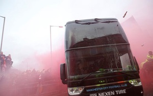 Xe bus Man City bị tấn công, Guardiola giận dữ, Klopp cúi đầu xin lỗi