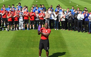 Vừa ăn mừng giải HLV hay nhất tháng Premier League thì CLB xuống hạng