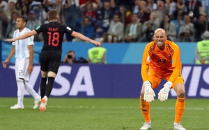 Hai đồng đội mắc lỗi ngớ ngẩn góp phần khiến Messi và Argentina thảm bại