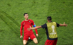 'Ronaldo là quái vật', 'Ronaldo là Thánh gánh team', 'Messi khốn khổ chạy theo Ronaldo'