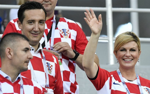 Tổng thống Croatia: Nữ CĐV đặc biệt, truyền lửa cho cầu thủ trên khán đài World Cup