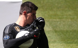 Thibaut Courtois ‘gây bão’ ngày ra mắt Real: Mời gọi Hazard, bị fan Chelsea và Atletico dè bỉu