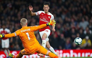 Oezil rực sáng, truyền cảm hứng, vẫn bị nghi ngờ về phong độ