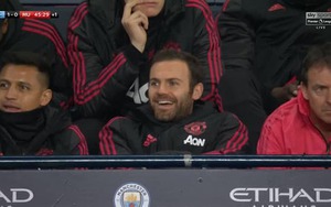 Sanchez và Juan Mata bị chỉ trích nặng nề vì cười đùa trên nỗi đau của M.U