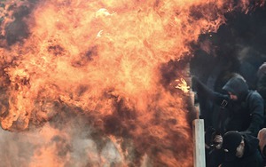 KINH HOÀNG: Bom xăng bùng cháy trên SVĐ Champions League, nhiều người bị thương