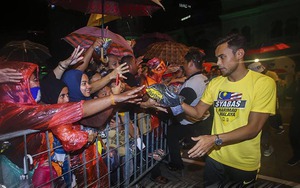 Thua Việt Nam, tuyển Malaysia vẫn được chào đón như người hùng