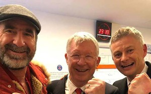 Sir Alex cùng Eric Cantona ‘đột kích’ phòng thay đồ M.U, Solskjaer sung sướng