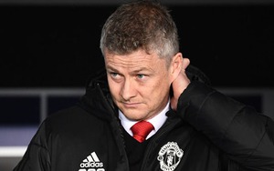 TIN HOT M.U 9/3: Solskjaer kiện nhà cái. Kỳ lạ chuyện sao trẻ M.U mặc áo in logo PSG