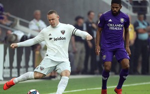 Rooney sút phạt thành bàn ở góc cực hẹp, đối thủ không hiểu chuyện gì xảy ra