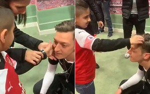 Mesut Oezil gây xúc động với hình ảnh để cậu bé mù chạm vào thần tượng