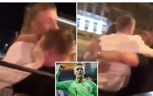 VIDEO: Thủ thành tuyển Anh đấm sưng mắt CĐV trong Ngày của Mẹ